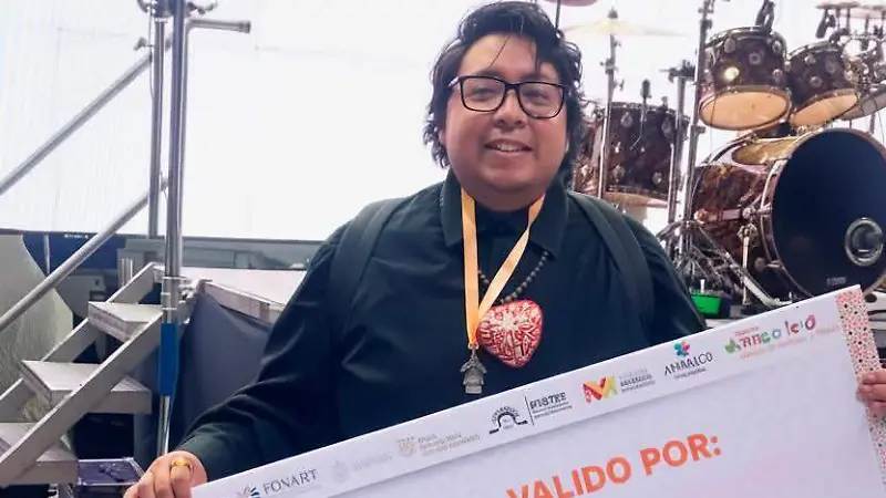 El artesano celayense Francisco Javier recibió el segundo lugar en la categoría de madera, talabartería, cartonería, papel y hoja de maíz.